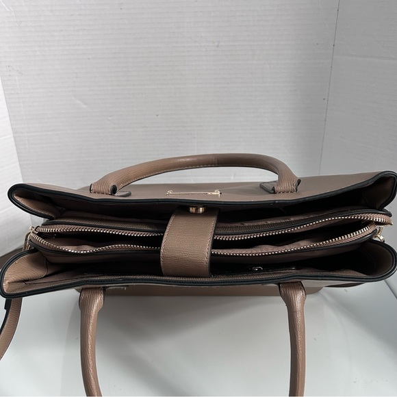 Bebe tan handbag - Picture 4 of 10